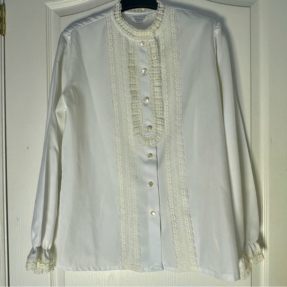 Mint condition Vintage Blouse - Picture 4 of 6